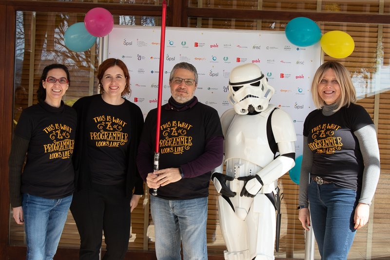 Equipo organizador con un stormtrooper (de izquierda a derecha): Antònia Tugores, Sonia Alhama, Antoni Aloy y Estrella Suárez