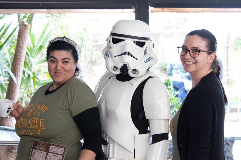 Equipo Can Petit Bistró con stormtrooper